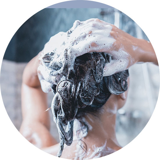 Frau wäscht sich die Haare