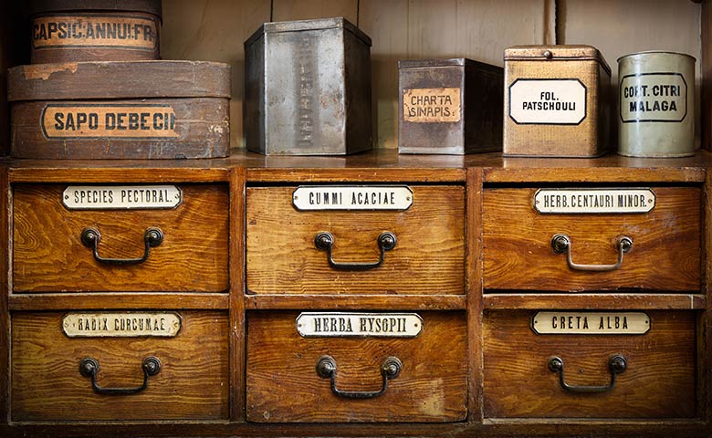 Heilpflanzen haben Tradition Apothekerschrank mit Heilpflanzen