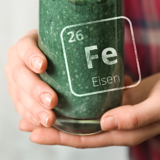 Spirulina enthält Eisen Grüner Smoothie mit Ordnungszahl für Eisen