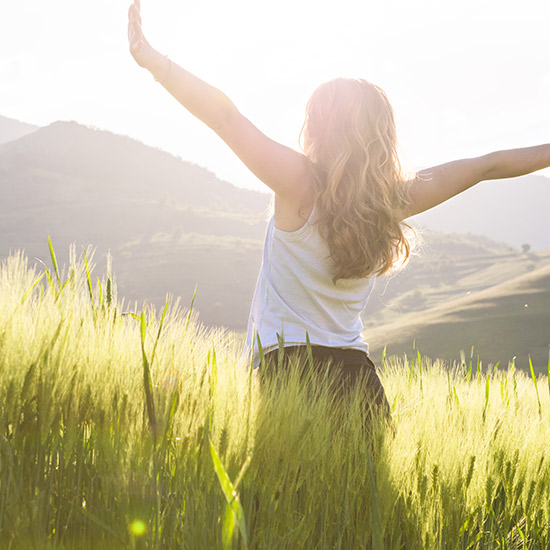 Frau in der Sonne für Vitamin-D-Synthese