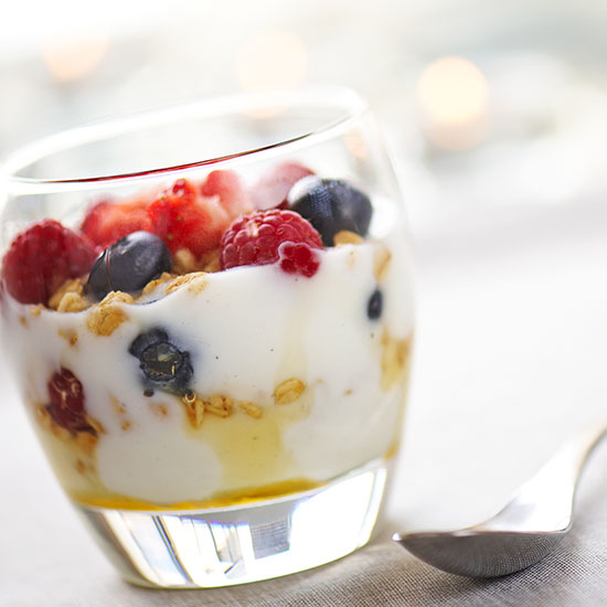 Veganer Joghurt mit Früchten und Granola in Glas