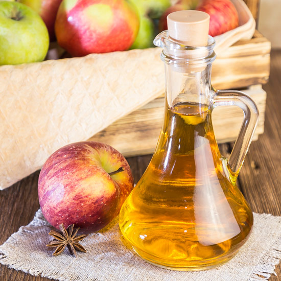 Flasche Apfelessig und Apfel