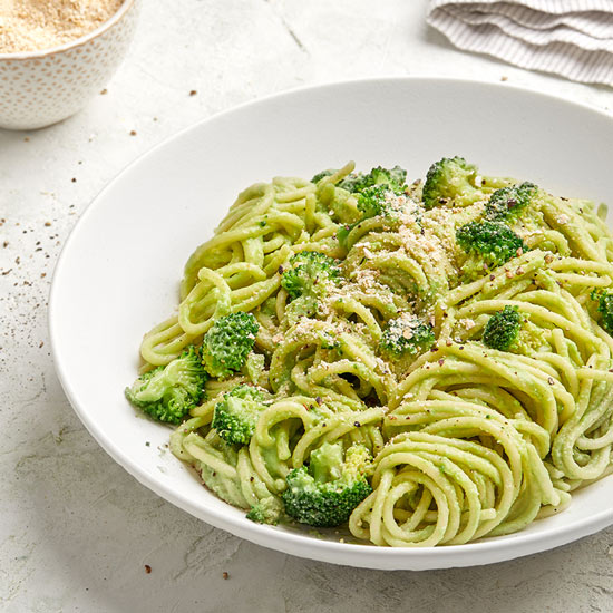 Teller mit Spaghetti an Broccolisauce