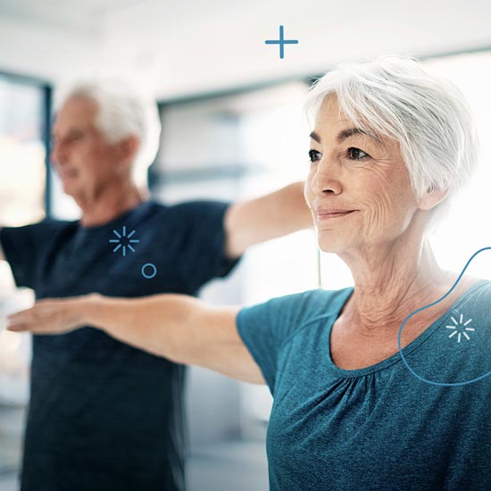 Frau und Mann, die Gymnastikübungen machen. 