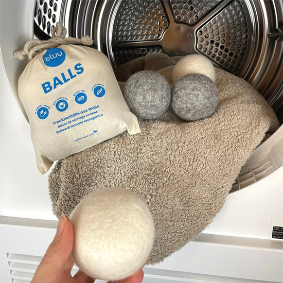 Trocknerbälle mit Sack in einem Wäschetrockner