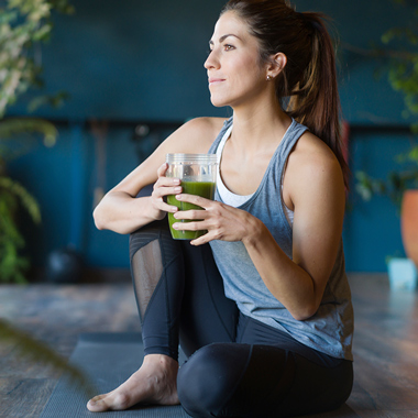 Gerstengrassaft Pulver bei Haarausfall Frau trink Smoothie
