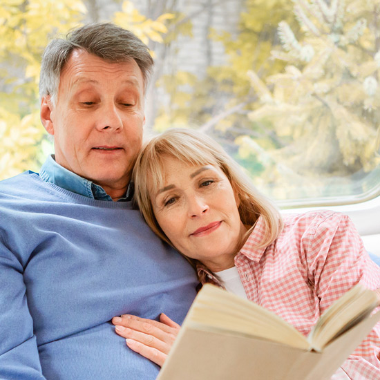 Zwei ältere Personen lesen ein Buch