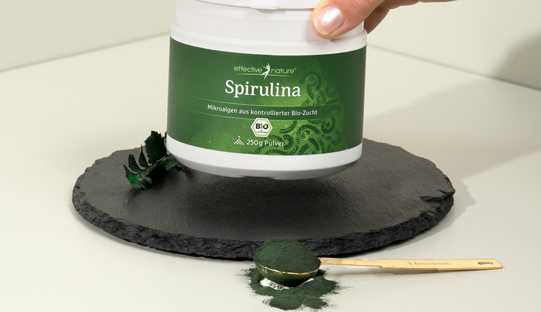 Spirulina Pulver Header mit Produkt