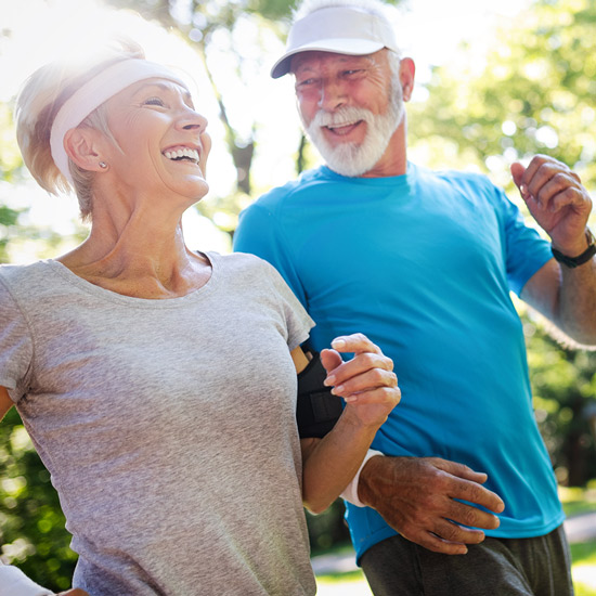 Zwei ältere Menschem am Joggen