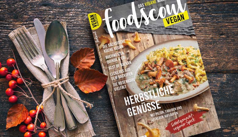 Foodscout Ausgabe 12 auf einem herbstlichen Tisch