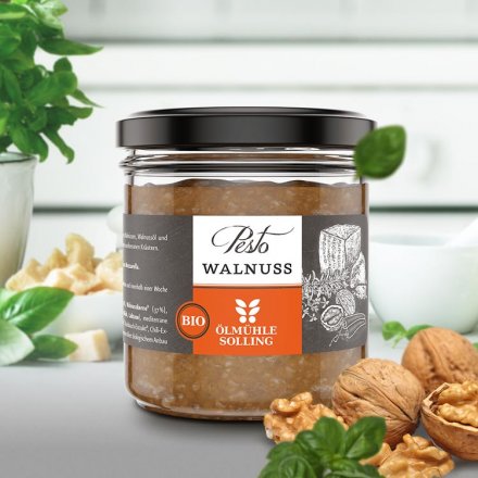 Herzhaftes Walnusspesto mit mediterranen Kräutern