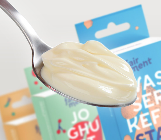 Verschiedene Starterkulturen zum Fermentieren Stichfester Joghurt auf Löffel