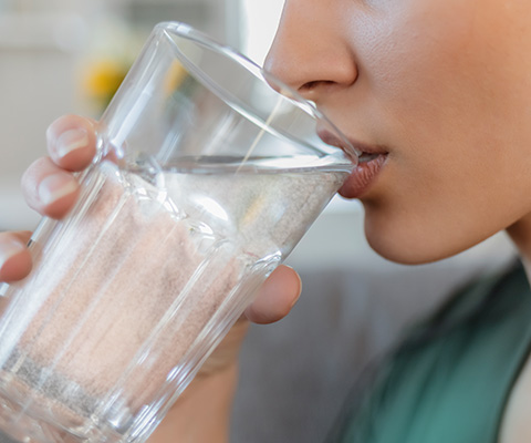 Frau trinkt Glas Wasser