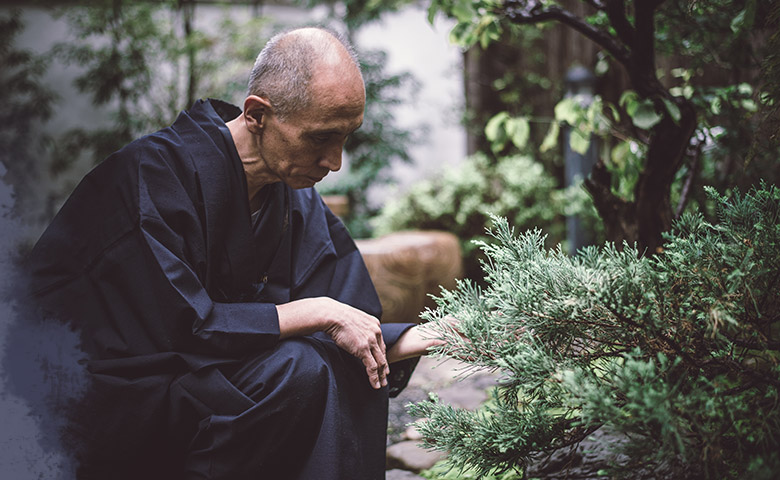 Japanischer Mann in Garten