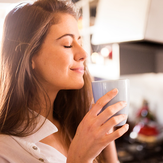 Kaffeegenuss ohne schlechtes Gewissen! Frau trinkt Kaffee.