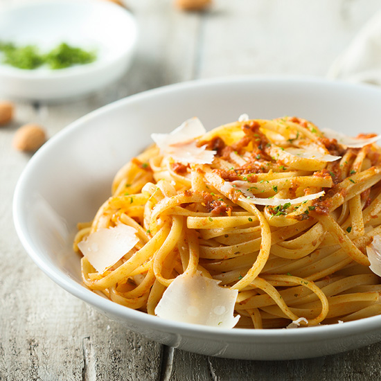 Teller Pasta mit rotem Pesto