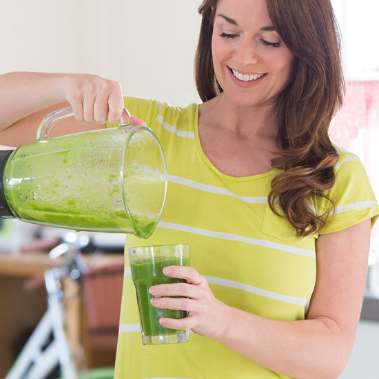 Frau mit Smoothie