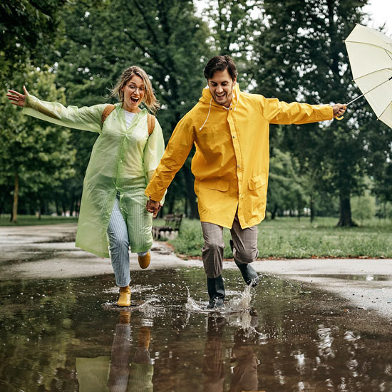 Zwei Menschen mit Regenschirm