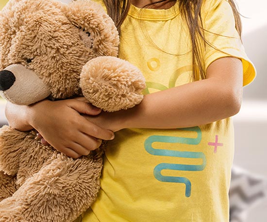Kindliche Darmflora Kind hält Teddy Bär im Arm