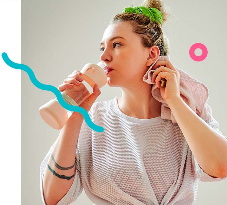 Simple Clean eignet sich für jeden. Frau trinkt Shake
