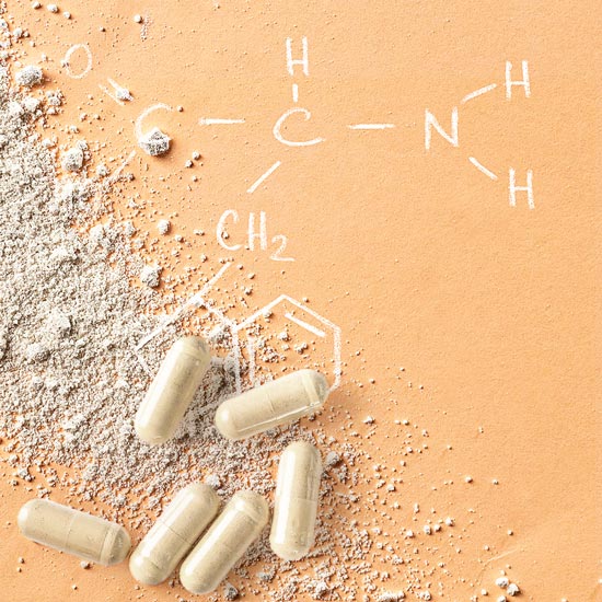 Aus Tryptophan wird 5-HTP gebildet Tryptophan - chemische Formel und Pulver
