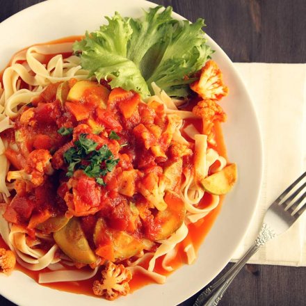 Vegane Tomatensauce mit Gemüse