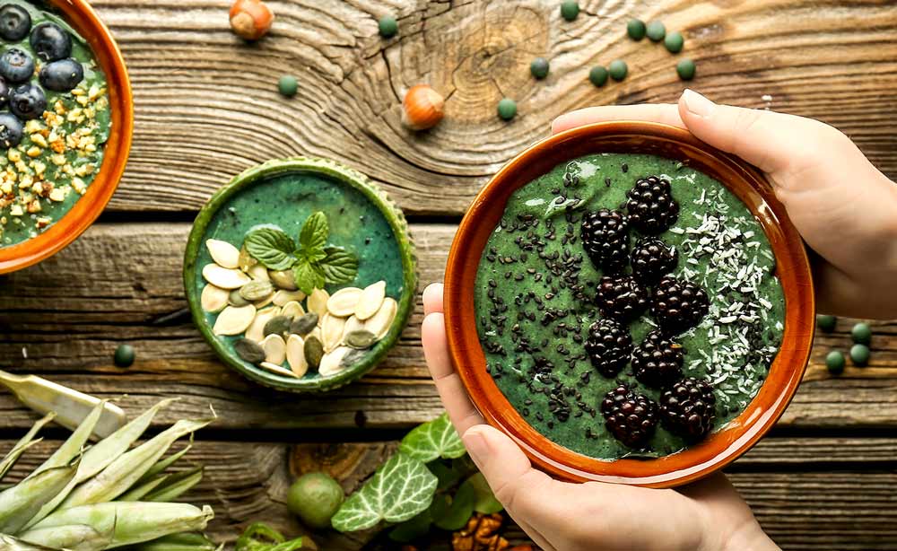 Spirulina für Smoothie, Bowls und mehr Smoothie Bowl mit grünem Inhalt von oben
