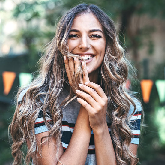 Frau mit langem lockigem Haar
