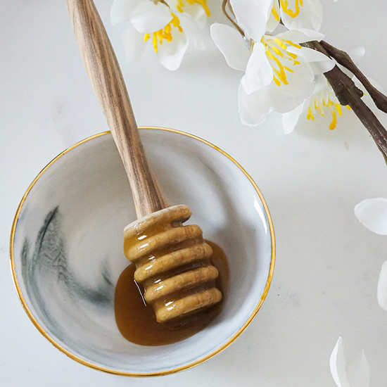 Manuka-Honig mit Honiglöffel