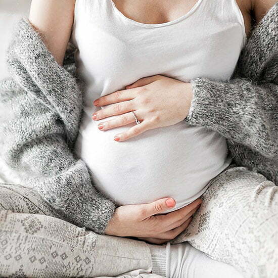 Schwangere Frau hält Ihren Babybauch