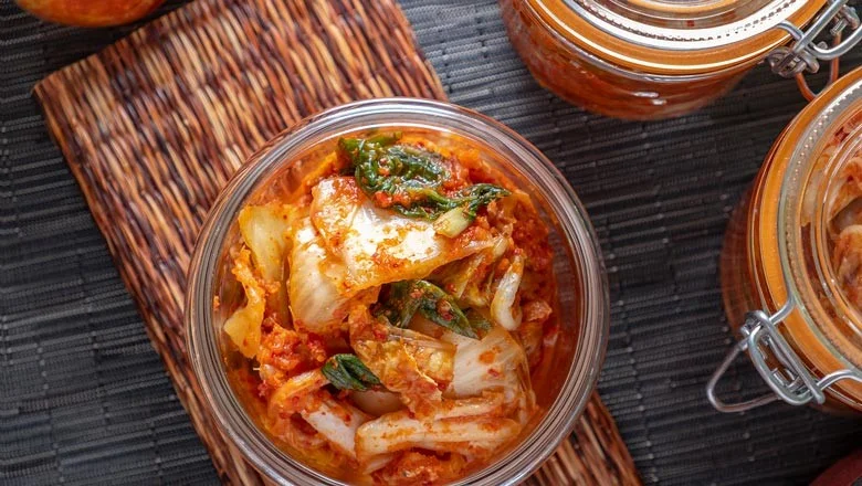 Geöffnetes Glas Kimchi von oben