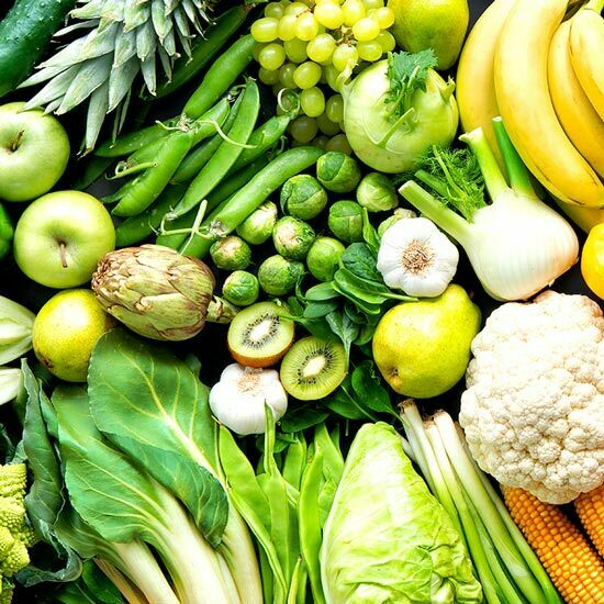 Verschiedene Früchte und grünes Gemüse