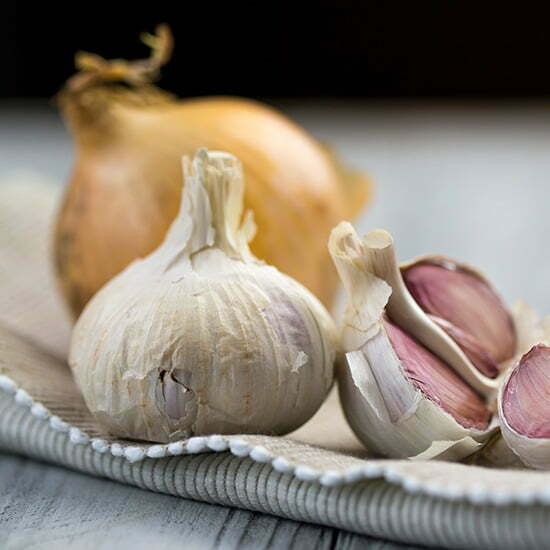 Knoblauch und Zwiebel auf Küchentuch