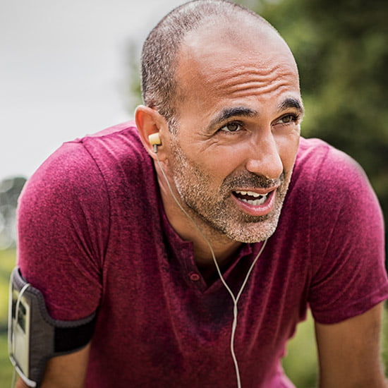 Mann ist vom Training angestrengt