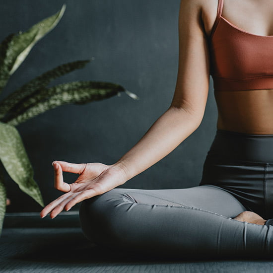 Frau macht Yoga