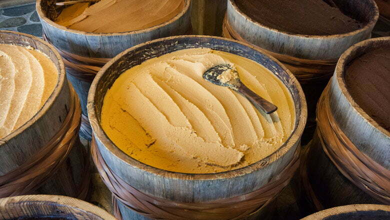 Traditionell wird Miso in Holzfässern fermentiert Miso in traditionellen Holzfässern