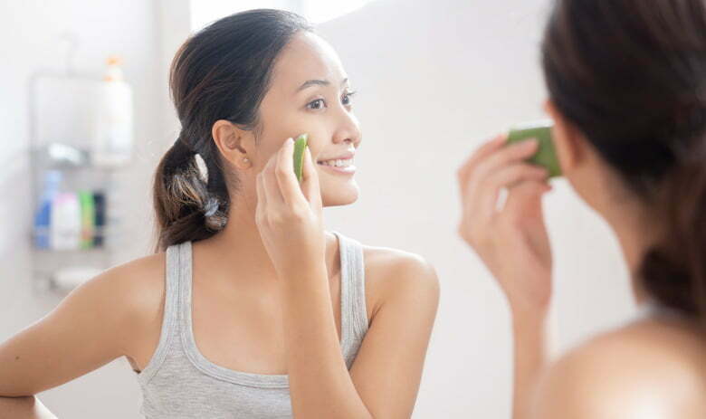 Frau pflegt Gesicht mit Aloe Vera Gel