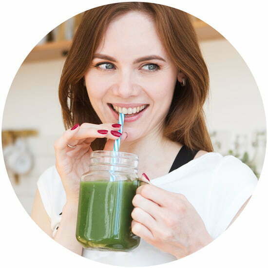 Frau trinkt grünen Detox Smoothie