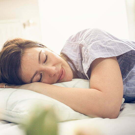 Eine Frau schläft entspannt