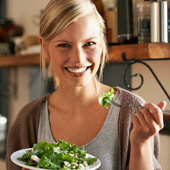 Eine Frau isst Salat
