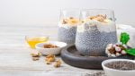 Zwei Gläser mit Chiasamen Pudding