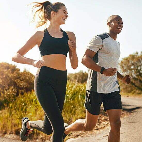 Junge Frau und junger Mann joggen