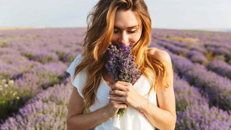 Frau riecht an Lavendel