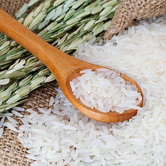 Ungekochter Reis auf Holzlöffel