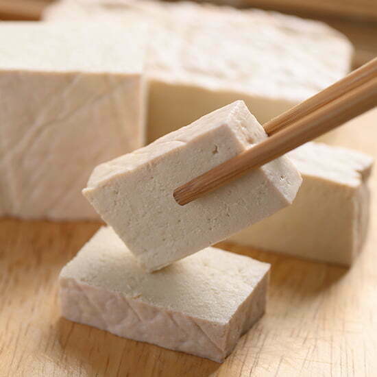 Tofu mit Stäbchen
