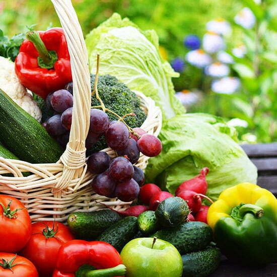 Früchte und Gemüse in Korb