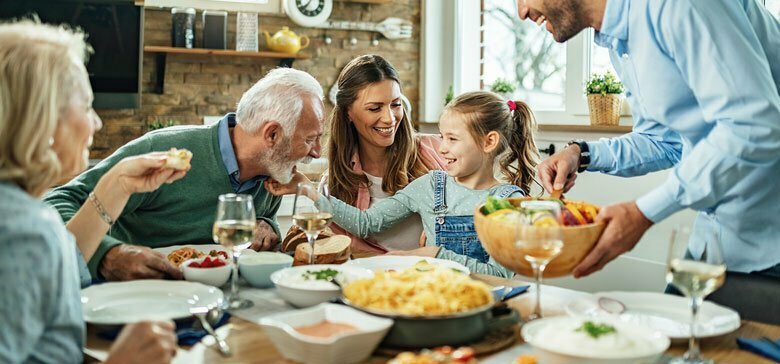 Eine Familie beim Essen