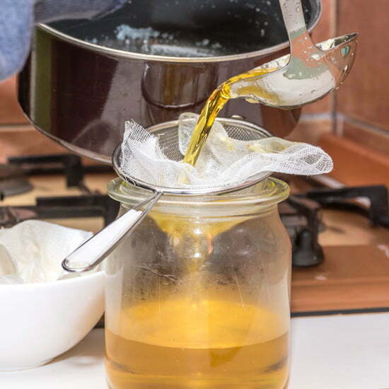 Geschmolzene Butter bei der Ghee-Herstellung