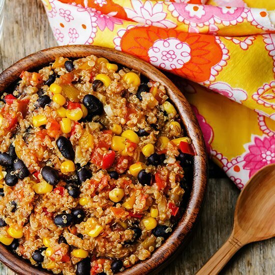 Quinoa enthält u.a. Tryptophan Quinoa Eintopf mit Bohnen, Mais und Peperoni