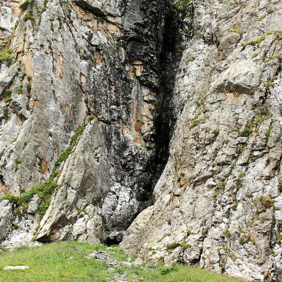 Mumijo Shilajit am Felsen